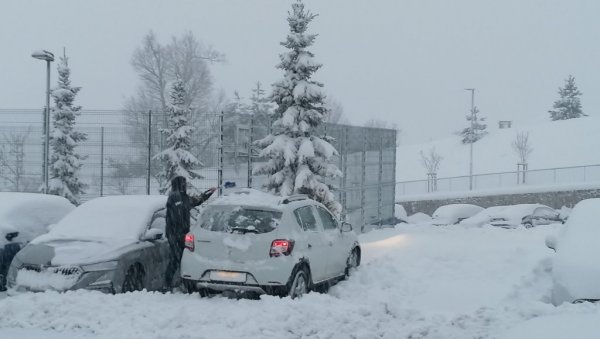 СНЕГ ПАРАЛИСАО СЛОВЕНИЈУ: Оборено 160 стабала, делови земље и даље без струје