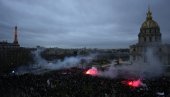 DIM I SUZAVAC U PARIZU: Demonstracije širom Francuske zbog najave penzione reforme (FOTO)