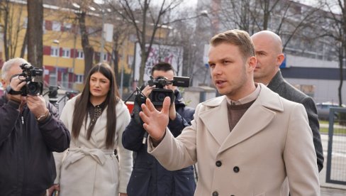 „TI SNIMAŠ LUSTERE, A MENE NIGDE U KADRU“: Draško Stanivuković nasmejao novinare, kad je snimatelju „pobegla kamera“ (VIDEO)