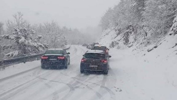 У НОВОЈ ВАРОШИ ПАДА БЕЗ ПРЕСТАНКА ЈОШ ОД ПОНОЋИ: Снег на планинама и до 40 центиметара - за сада нема већих проблема