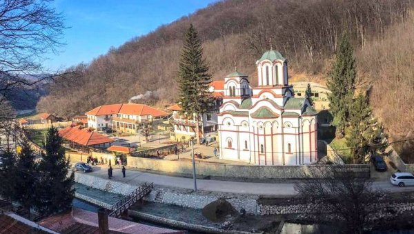 МАНАСТИР ТУМАНЕ ДАЈЕ НАДУ И ДАРУЈЕ УГРОЖЕНЕ: Хумани монаси за две године поклонили 16 милиона (ВИДЕО)