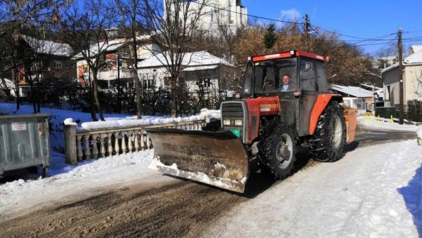 ИНТЕЗИВНО ЧИШЋЕЊЕ СНЕГА У ВЛАДИЧИНОМ ХАНУ: Од јутрос екипе на терену