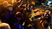 НОВО ЧУДО У ТУРСКОЈ ВРАЋА НАДУ СПАСИОЦИМА: Дечак преживео под рушевинама 260 сати (ВИДЕО) НОВО ЧУДО У ТУРСКОЈ ВРАЋА НАДУ СПАСИОЦИМА: Дечак преживео под рушевинама 260 сати (ВИДЕО)