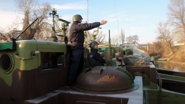 НА БРОДОВИМА ПРОВОДЕ ТРИ ЧЕТВРТИНЕ ВОЈНОГ РОКА: Како изгледа обука војника рода речних јединица (ФОТО)