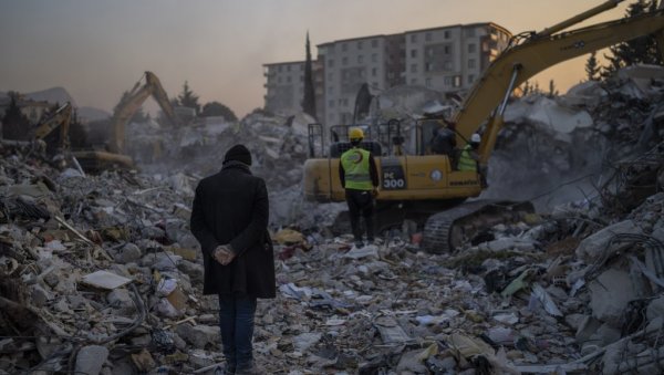 УСТАО ИЗ МРТВИХ НА СОПСТВЕНОЈ САХРАНИ: Тело извукли из рушевина, породица и доктори занемели од шока (ФОТО)