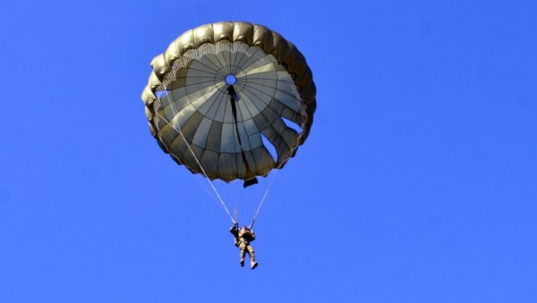 ПАДОБРАНЦИ БРИЉИРАЛИ НА ГРЧКОМ КУПУ: На Падобранском триатлону 2024 на аеродрому Хортеро Ненад Кузмановић убедљиво постао шампион