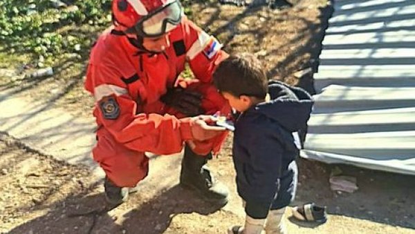 СВЕ ШТО НАМ ТРЕБА ЈЕ НАДА И ДА СМО ТУ ЈЕДНИ ЗА ДРУГЕ Српски спасиоци дирљивом фотографијом показали колико је велико њихово срце (ФОТО)