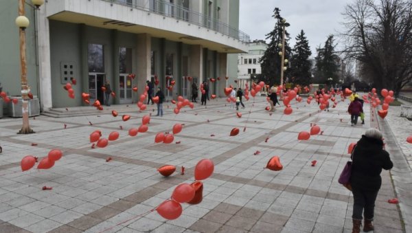 КАД ДОЂЕШ НА ДАН ЗАЉУБЉЕНИХ У ВАЉЕВО: Добродошлица са хиљаду балона у облику срца