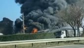 PRVE SLIKE I SNIMCI POŽARA NA GALENICI: Ogroman oblak dima zahvatio naselje (FOTO,VIDEO) PRVE SLIKE I SNIMCI POŽARA NA GALENICI: Ogroman oblak dima zahvatio naselje (FOTO,VIDEO)