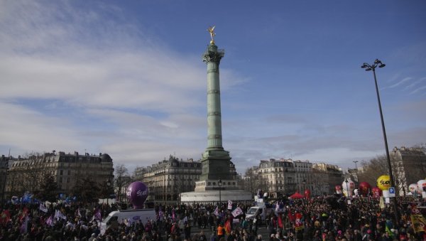 МАРШ ЗА МИР У ПАРИЗУ: Почео митинг против испоруке оружја Украјини