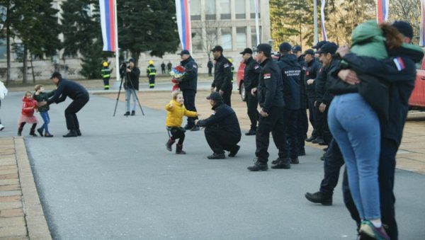 ЗАГРЉАЈИ И СУЗЕ: Дирљиве сцене испред Палате Србија - Породице дочекале хероје спасиоце који су се вратили из Турске (ФОТО)