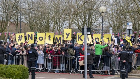 NIJE MOJ KRALJ: Demonstranti neprijatno dočekali Čarlsa u Bekingemširu