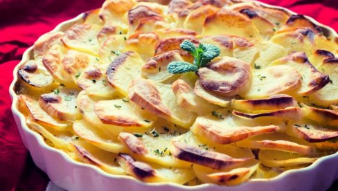 ЗДРАВ РУЧАК ЗА ЦЕЛУ ПОРОДИЦУ: Направите мусаку са тиквицама која вам може трајати и два дана