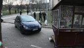 PARK JE BIO PUN DECE, LJUDI SU VRIŠTALI I BEŽALI: Detalji nesreće na Mirijevu - auto se zabio u kiosk (FOTO)