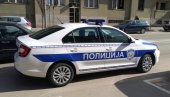 НЕСВАКИДАШЊА НЕСРЕЋА У КАЛУЂЕРИЦИ: Аутомобилом насред улице упао у огромну рупу