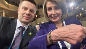 BIZARNO: Ukrajinski poslanik poklonio Nensi Pelosi narukvicu od ukrajinskih čaura (FOTO)