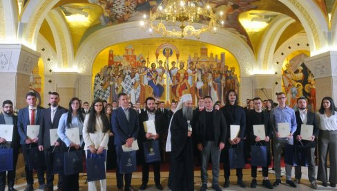 CRKVA UVEK POMAGALA LJUDE ŽELJNE ZNANJA: U Hramu Svetog Save patrijarh uručio stipendije studentima završnih godina fakulteta