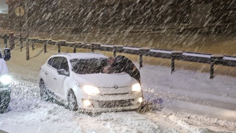 SNEG PARALISAO POLIMSKU DOLINU I ZLATARSKI KRAJ: Iz sata u sad sve deblji snežni pokrivač (FOTO)