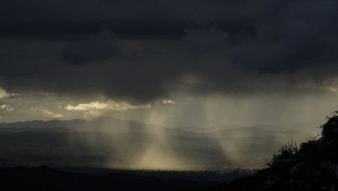 OVI OBLACI IMAJU SNAGU KAO ATOMSKA BOMBA: Stiže nam oluja, a najveći rizik od nepogoda ima ovaj deo Srbije OVI OBLACI IMAJU SNAGU KAO ATOMSKA BOMBA: Stiže nam oluja, a najveći rizik od nepogoda ima ovaj deo Srbije