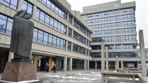 SVETIO SE ZBOG POVREDE RUKE: Razvalio vrata i pucao u čoveka na Voždovcu - danas saslšan osumnjičeni