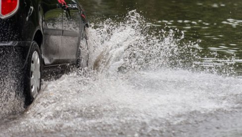 МНОГИ СУ САМО ПРОЛАЗИЛИ, АЛИ СУ САМО СРБИ ПОМОГЛИ Тројица наших момака притекли у помоћ Гркињи која је улетела у море колима (ФОТО) МНОГИ СУ САМО ПРОЛАЗИЛИ, АЛИ СУ САМО СРБИ ПОМОГЛИ Тројица наших момака притекли у помоћ Гркињи која је улетела у море колима (ФОТО)