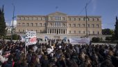 MARŠ STUDENATA U ATINI: Nose crne balone, traže odgovornost za železničku nesreću