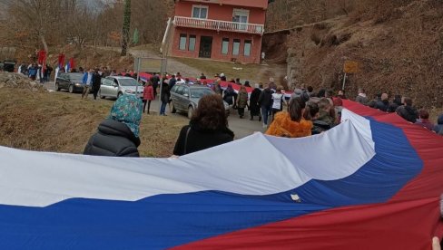 TROBOJKA SRBIJE DUGAČKA 50 METARA PRONETA ULICAMA PRIBOJA: Obeležena prva nedelja Velikog posta (FOTO)