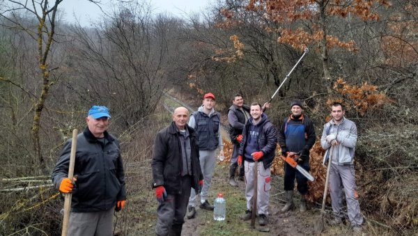 ДА СПРЕМНО ДОЧЕКАЈУ ЛЕТО: Радна акција мештана јагодинског села Главинци (ФОТО)