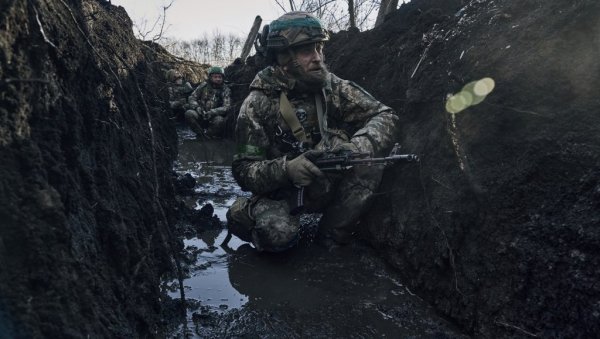 ЗАПАД СЕ СПРЕМА ЗА ПОРАЗ УКРАЈИНСКИХ ОРУЖАНИХ СНАГА? Украјина касни са изградњом одбрамбених линија, ситуација билзу катастрофалне (ВИДЕО)