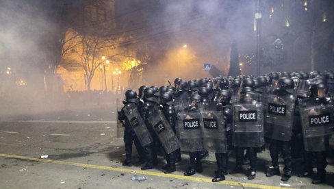 HAOS U TBILISIJU: Nasilan okršaj policije i demonstranata na protestu