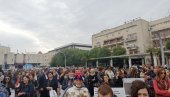 ПРОТЕСТ РОДИТЕЉА У ПОДГОРИЦИ: Држава хитно мора да заштити децу (ФОТО)