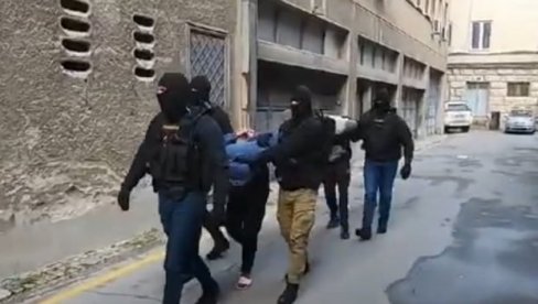 АКЦИЈА ПОЛИЦИЈЕ У БЕОГРАДУ: Пронашла 12,4 килограма марихуане у пртљажнику АКЦИЈА ПОЛИЦИЈЕ У БЕОГРАДУ: Пронашла 12,4 килограма марихуане у пртљажнику