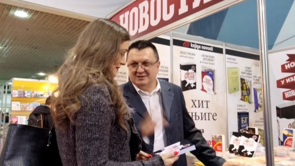 ТРАЖИ СЕ ПРИМЕРАК ВИШЕ КЊИГЕ О НОЛЕТУ, ПУПИНУ, „ДОСИЈЕ УКРАЈИНА“… : Најпопуларнија издања „Новости“ на Међународном сајму књига у Новом Саду