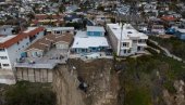 STRAVIČNE SLIKE IZ NASELJA ZA BOGATAŠE: Luks kuće vise na litici, vila s bazenom samo što se ne surva u bezdan