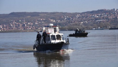 SA JEDRILICE UPALI U DUNAV: Rečna policija u akciji, spasli Ruse od davljenja