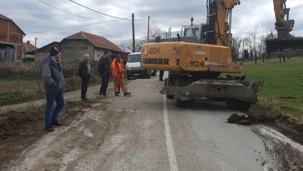 РАДОВИ ПОЧЕЛИ ТОКОМ ВИКЕНДА: У Рековцу асфалтирају и уређују зону око школе (ФОТО)