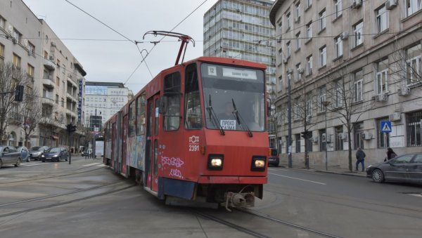 ЕКИПА ХИТНЕ ПОМОЋИ ПОКУШАЛА РЕАНИМАЦИЈУ, АЛИ СПАСА НИЈЕ БИЛО: Преминуо мушкарац у трамвају на линији 12