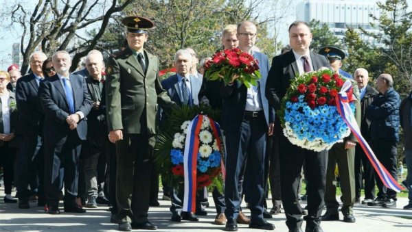 БИЛИ СМО САМО ДЕЦА: У Ташмајданском парку одата пошта деци која су погинула у НАТО агресији (ФОТО)