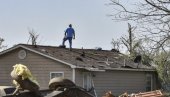 ZASTRAŠUJUĆA SILA PRIRODE: Pogledajte trenutak kada tornado udara u školu (VIDEO)