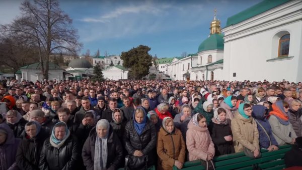 ДА ЛИ ЈЕ ОВО ПОСЛЕДЊА ЛИТУРГИЈА У КИЈЕВО-ПЕЧЕРСКОЈ ЛАВРИ: Хиљаде људи на богослужењу, митрополит имао јаку поруку за вернике (ВИДЕО)