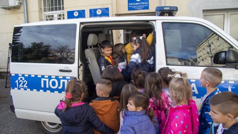 TREBINJSKA POLICIJA ORGANIZOVALA DAN OTVORENIH VRATA:  Mališani čestitali Dan policije