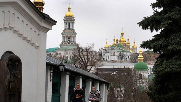 ВЕРНИЦИ СЕ ОКУПЉАЈУ У КИЈЕВСКОЈ ЛАВРИ: Литургију служи митрополит Онуфрије (ВИДЕО)