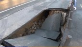OTVORIO SE KRATER U KOLOVOZU: Velika rupa u Ulici Teodora Drajzera iznenadila vozače OTVORIO SE KRATER U KOLOVOZU: Velika rupa u Ulici Teodora Drajzera iznenadila vozače