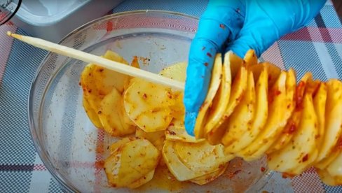 KROMPIRIĆI NA RAŽNJIĆU: Spremite najukusniji prilog na totalno drugačiji način (RECEPT/VIDEO)