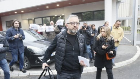 UVIĐAJ POSLE NAPADA BLOKADERA: Dragan J. Vučićević sve vreme sa policijom