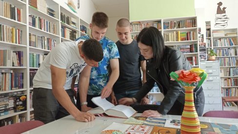 КРОЗ ДУАЛНО ОБРАЗОВАЊЕ ПРОШЛО 13.000 ЂАКА: Највеће интересовање за машинце и електротехничаре КРОЗ ДУАЛНО ОБРАЗОВАЊЕ ПРОШЛО 13.000 ЂАКА: Највеће интересовање за машинце и електротехничаре