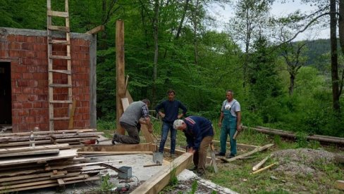 ZVONIK GOTOV ZA ILINDAN: Župljani iz sela Pleš kod Aleksandrovca složno grade crkvu pored arheološkog lokaliteta iz trećeg veka (FOTO)