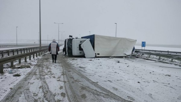 ТЕШКА САОБРАЋАЈНА НЕСРЕЋА КОД ДОБАНОВАЦА: Камиони леже преврнути на путу - саобраћај у колапсу