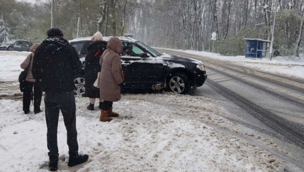 ВАЖНО УПОЗОРЕЊЕ МУП-а ЗА ГРАЂАНЕ ЗБОГ СНЕГА: Завејана Србија, штабови у приправности - ево шта морате да урадите пред пут