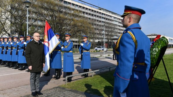 ВУЧЕВИЋ ПОЛОЖИО ВЕНАЦ НА СПОМЕНИК ПИЛОТИМА БРАНИОЦИМА БЕОГРАДА: Данас Србија стоји усправно, не стидећи се своје историје